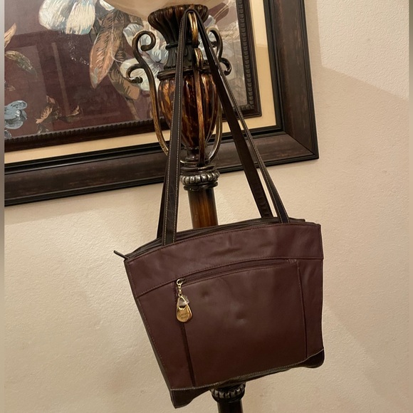 Carriage House genuine leather, please check all picture of condition - Picture 3 of 17